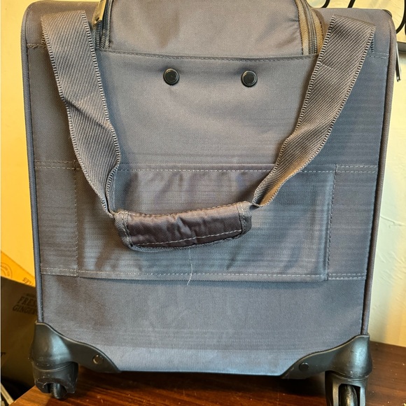 Samsonite Underseat Carry-On Spinner with USB Port - Used - Picture 5 of 7